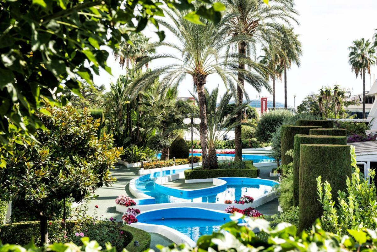 Center Beachfront With Private Patio Apartemen